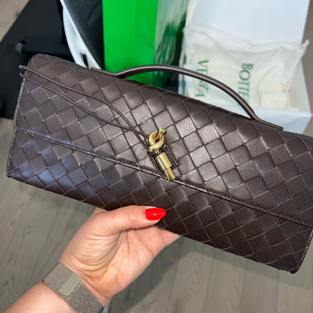 Brand New Bottega Veneta Andiamo Clutch in Fondant